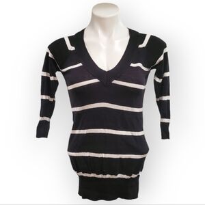 Urban Behavior striped vneck top M